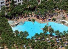Es obligatorio ir desnudo en zona de piscina durante el día. En el resto del hotel es de libre elección.