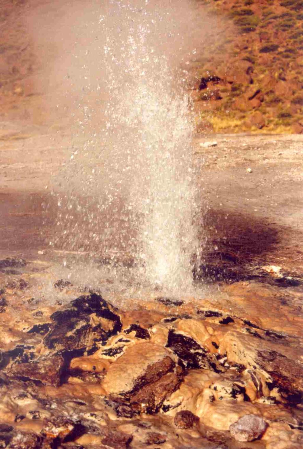 Agua-vapor o Tipo Agua-Dominante: Contienen agua presurizada a temperaturas mayores a 100ºC y pequeñas cantidades de vapor en las partes superficiales del reservorio