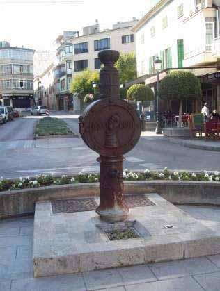 3. ALTRES Descripció: Font situada al capdamunt del Passeig Antoni Maura. Es tracta d'una columna metàl lica amb un tambor central on es troba la maquinària per extreure l'aigua del pou.
