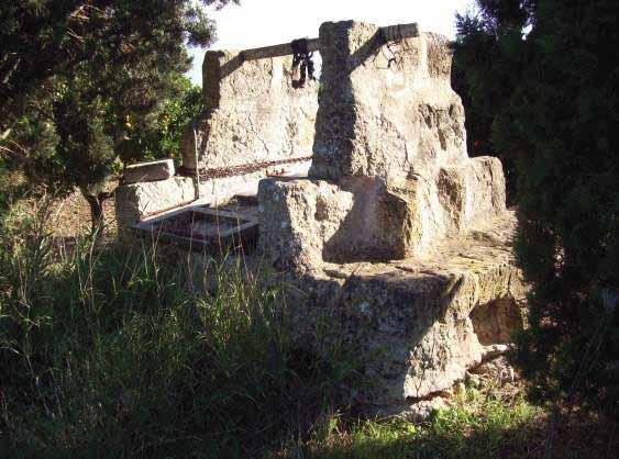 3. ALTRES Descripció: Pou situat prop de Can Barrafues, està paredat de pedra en sec i un coll de marès de grans dimensions.