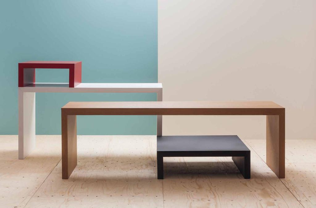 This table system stands out for its balanced proportions and technological detailing.