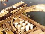 El 100% del bioetanol producido también es trasladado por ferrocarril a las instalaciones del Puerto de A Coruña mediante composiciones de 6 vagones cisterna con una frecuencia de 7 viajes semanales