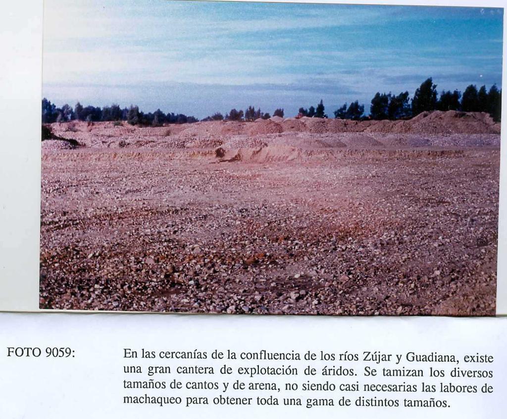 29 í FOTO 9059: En las cercanías de la confluencia de los ríos Zújar y Guadiana, existe una gran cantera de explotación de áridos.