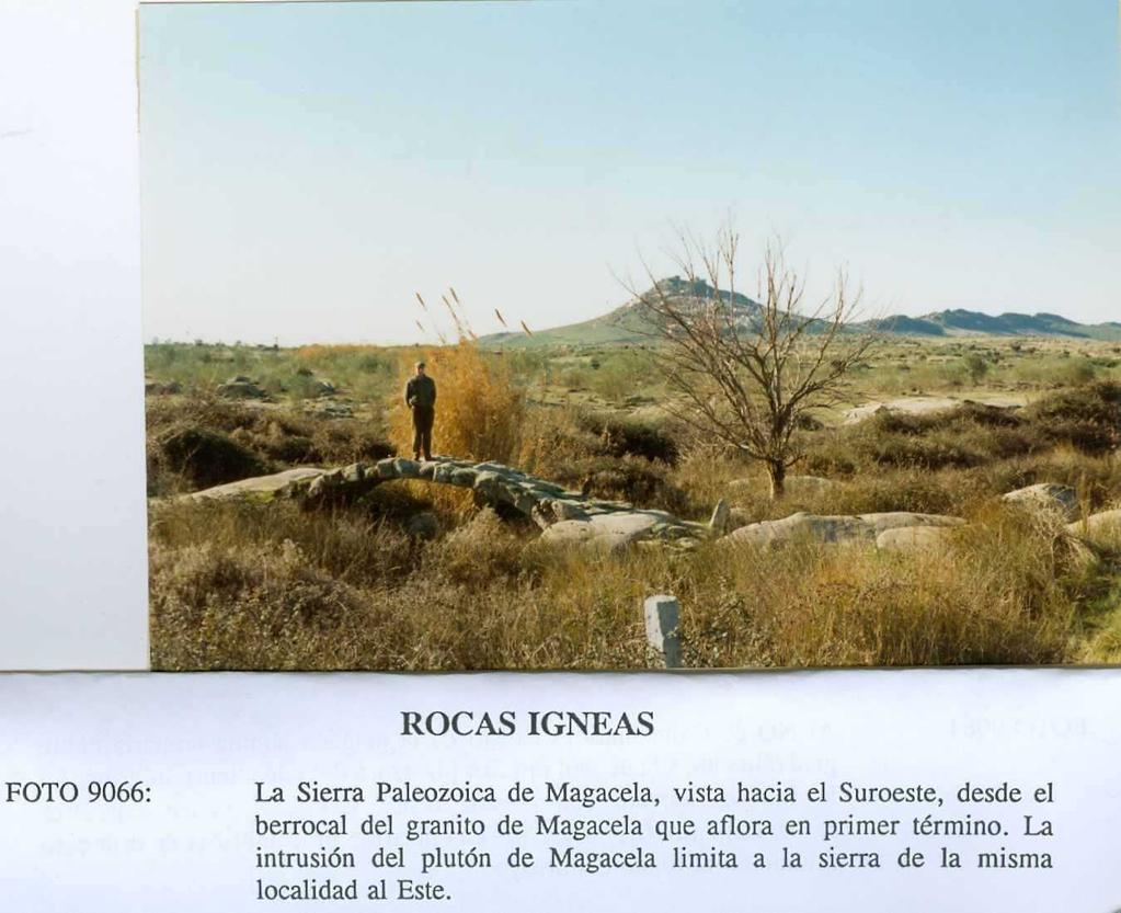 ROCASIGNEAS FOTO 9066: Sierra Paleozoica de Magacela, vista hacia el Suroeste, desde el berrocal del granito de Ma.