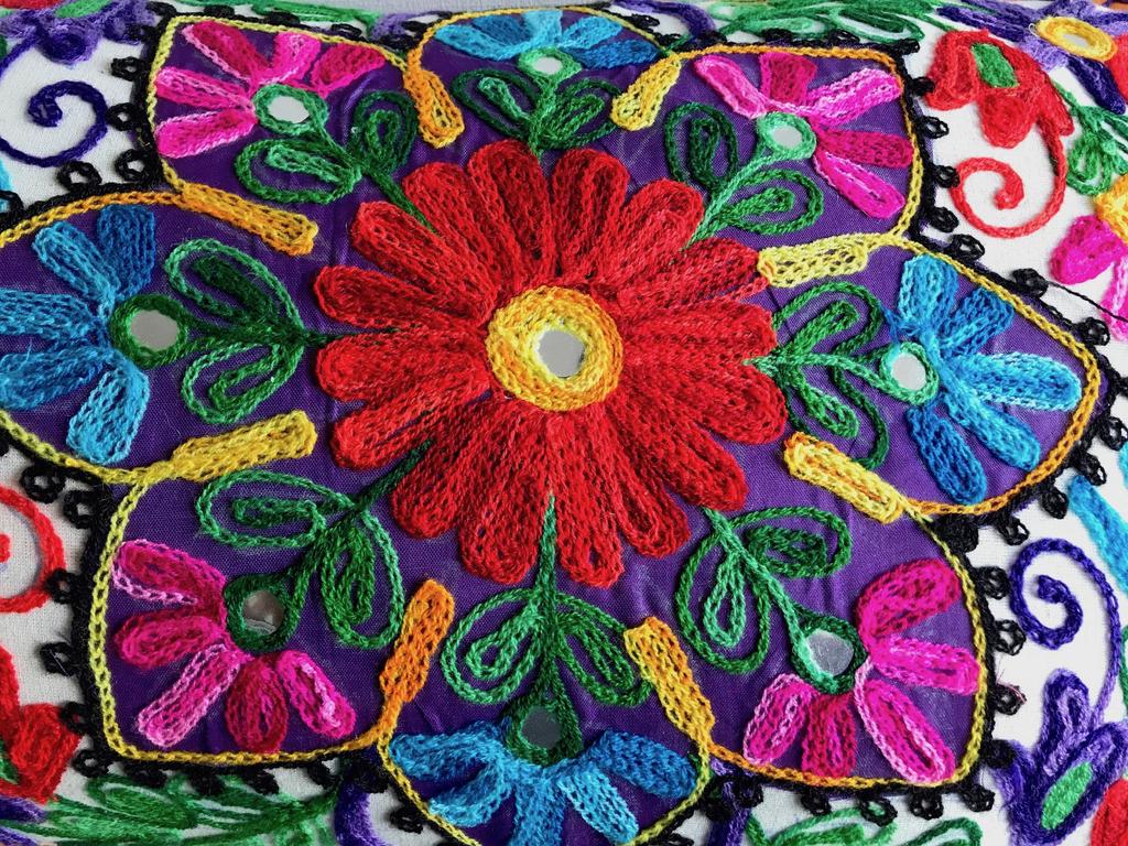 Textil de confección nacional Cojín Hindu bordado a mano Origen: Jaipur - India Materiales: Telas bordadas a