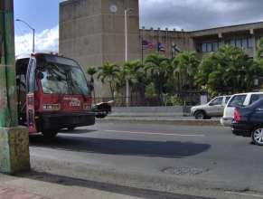 Autobús se detiene en la calle NECESITA UN