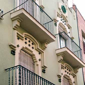 CASA NOGUÉS Casa construida a principios del siglo XX en la que destaca la ornamentación de cerámica con motivos florales. Calle de Sant Bernat, 17 04.