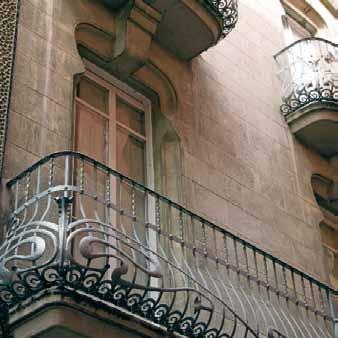 06. CASA RAMONA QUER, 1906 Casa en la que destacan elementos con formas y texturas propias del modernismo más puro como son el coronamiento curvado de la fachada y