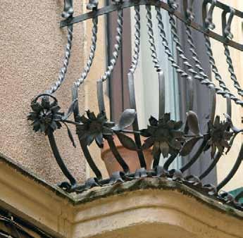 CASA MERCÈ TORRAS, 1908 Eugeni Campllonch i Parés Casa en la que destacan el tratamiento de las aberturas de la fachada y las formas onduladas y dinámicas de los balcones.