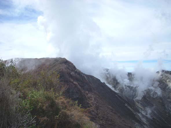 Foto 1: Cráter del volcán Turrialba (foto de L. Linkimer, dic.