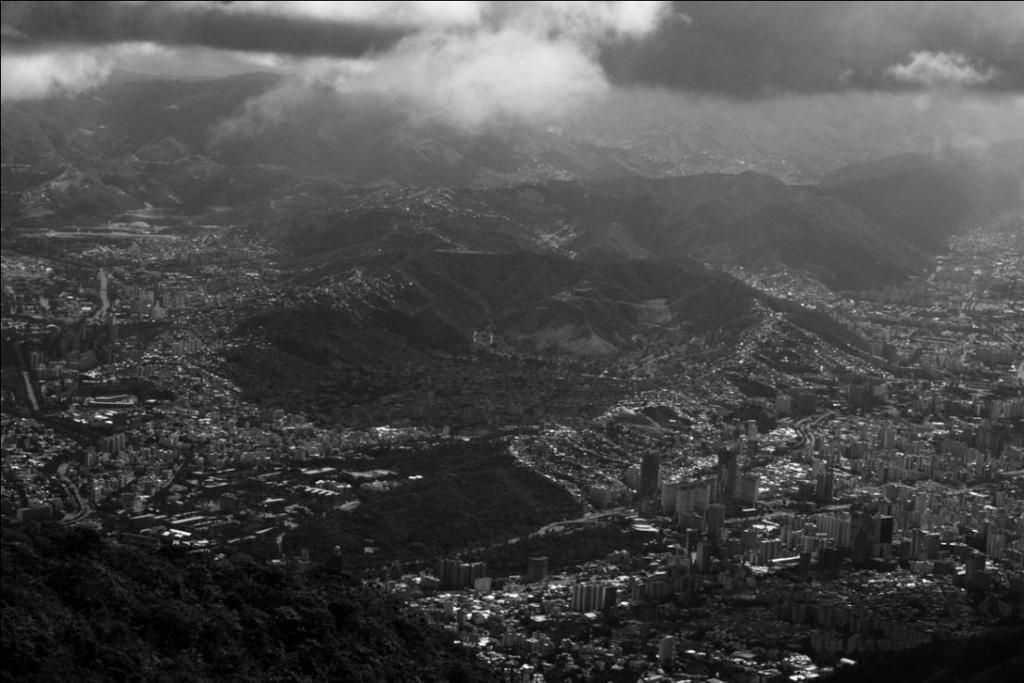alrededor de la vialidad. La Segunda Guerra Mundial desencadenó un auge petrolero y con esto se construyeron nuevas urbanizaciones. Figura 1. Fotografía del Valle de Caracas tomada desde El Ávila.