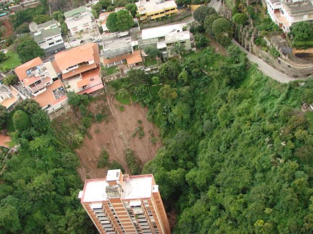 Figura 7. Movimientos de remoción en masa activados por las lluvias de Diciembre de 2010, en la urbanización de Colinas de Bello Monte. Fuente: Foto de FUNVISIS, 2010.