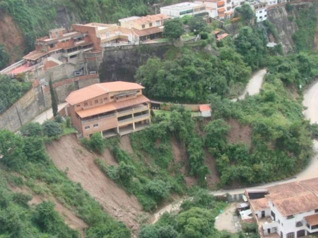 Así mismo, las modificaciones topográficas realizadas en las colinas del sur de Caracas son unas de las posibles causas de los deslizamientos en estas zonas, por lo que a continuación se presenta una