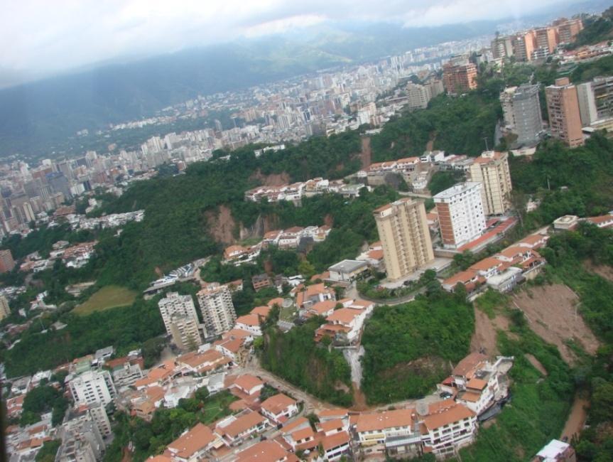 Para la construcción de esta urbanización, los topes de las colinas fueron amputadas a partir de cortes para la construcción de viviendas multifamiliares y en los sectores de pendiente, los