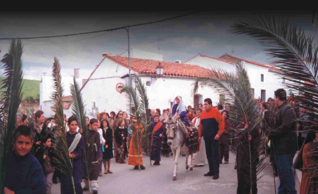 Domingo de Ramos Día 1 de Abril Bendición de Ramos y Palmas en la Ermita de San Juan procesión hacia la Parroquia y Santa Misa Salida de San Juan, Calle