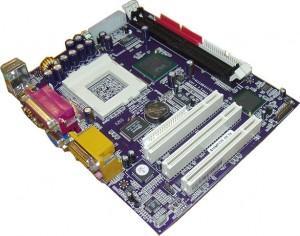 Con una serie de circuitos integrados, la tarjeta madre sirve para llevar una conexión entre esos dispositivos internos (procesador, memorias,