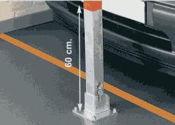 Anclaje al suelo mediante tacos con tornillo Material: Tubo de Acero Ø35 mm Cerramiento: Por candado - incluido Fijaciones: 6 (2 por cada base) - con tacos y tornillos incluidos Color: Plateado