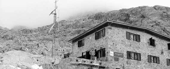 El Almanzor fue escalado por primera vez en septiembre de 1899 por M. González de Amezúa y José Ibrián Espada, y la primera ascensión invernal fue realizada en 1903 por Ontañon y Abricarro.