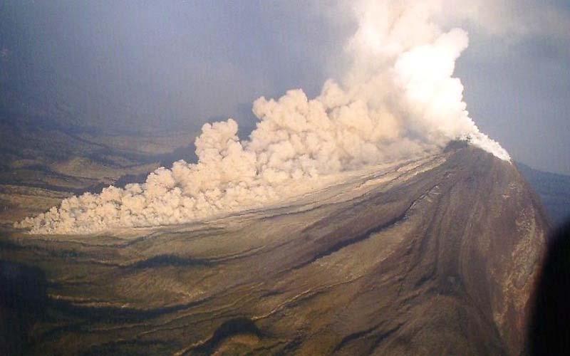 de domos de lava que desbordan del crater dando un derrame que se emplaza en una