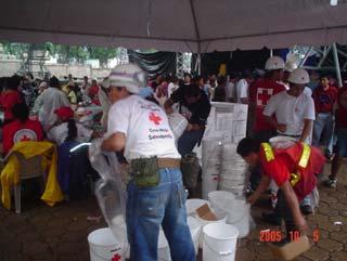 2. TRABAJO DE LAS SOCIEDADES NACIONALES Y LLAMAMIENTO DE FICR Tanto los voluntarios y los miembros de la Cruz Roja Salvadoreña como los de la Cruz Roja Guatemalteca participaron en las tareas de