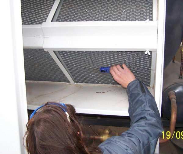 Figura 3: Medición del caudal de aire en los paneles de toma de aire del equipo.