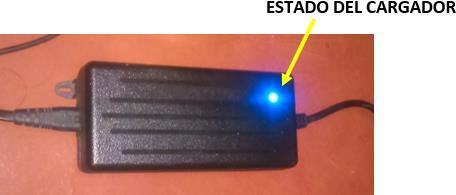 El cargador de las baterías muestra tres estados diferentes: Luz azul: cuando el cargador está conectado al