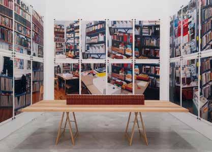 ALLEN RUPPERSBERG, The New Five Foot Shelf (El nuevo estante de metro y medio), 2001. Instalación con fotografías, libros y carteles.