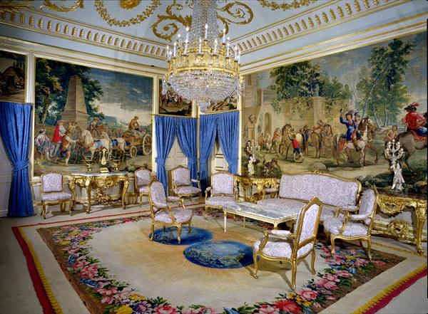 varias series de paños que quedan desde entonces desunidas. Fernando VII volvió a decorar el palacio con otras tapicerías.