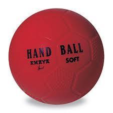 El balón: De 58 a 60cm, peso entre 425 y 475, cada categoría juega con una tamaño diferente, comercialmente se