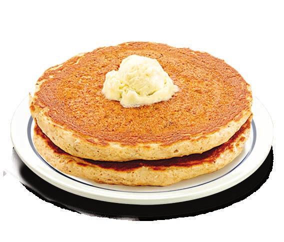 New York Cheesecake Dos Buttermilk Pancakes rellenos con ricos y suaves trocitos de cheesecake, adornados con fresas frías endulzadas, azúcar