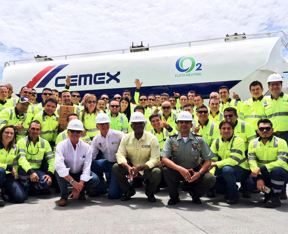 Colombia Primera flota carbono neutro en el país CEMEX Colombia recibió la certificación carbono neutro para toda su flota de transporte Las emisiones de los vehículos serán compensadas plantando y