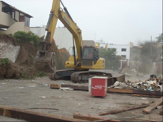 : Demolición y colocación de malla en cerco