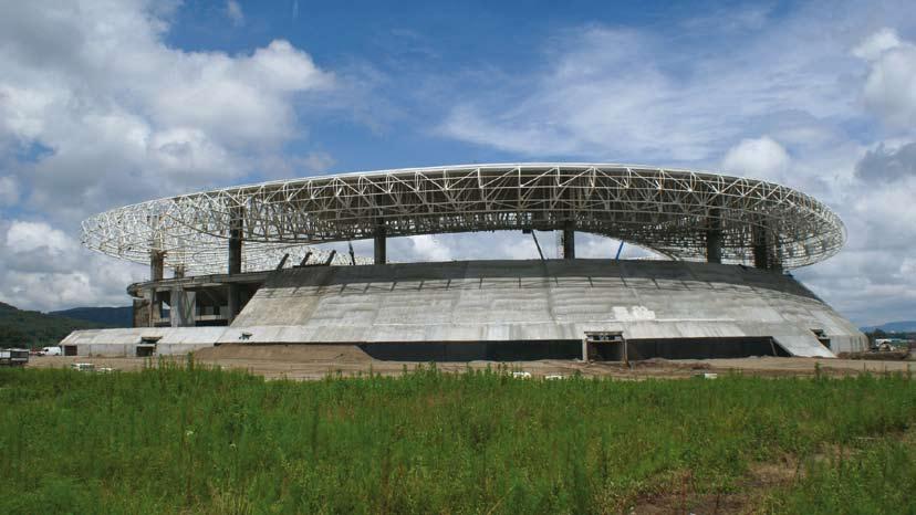 Vista exterior de la construcción de la estructura del estadi Vista interior de la construcción de la estructura del estadio El proceso constructivo se inició en el año 2006 con la mejora del terreno.