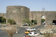 ; puerta de Mardin: 297 / 910; torre Melikshah: 464-485 / 1072-1092; puerta de Urfa: 579 / 1183; Ulu Beden ('muro alto'): 605 / 1209; Yedi Karde#ler ('siete hermanos'): 596-619 / 1200-1222