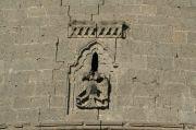 dos leones. La torre Keçi Burcu (torre de la cabra), cercana a la puerta de Mardin, no está decorada, aunque sí tiene una inscripción arábiga en letra cúfica.