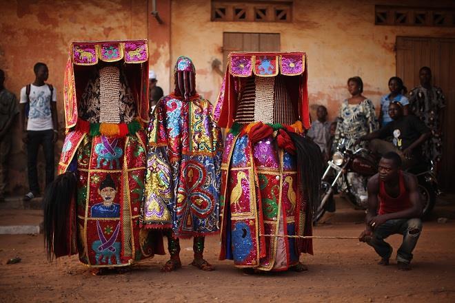 Festival vudu Durante el festival, los sacerdotes y sacerdotisas vudú son muy respetados, están presentes y participan en todas las actividades, ya sea con una persona o bailador inicial.