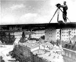 Dziga Vertov: El cine-ojo (Kinoks) 1918: Voluntario en la Revolución de Octubre Redactor y montador jefe del primer diario de noticias 1919: Laboratorio de la Audición Creacción del Consejo de los