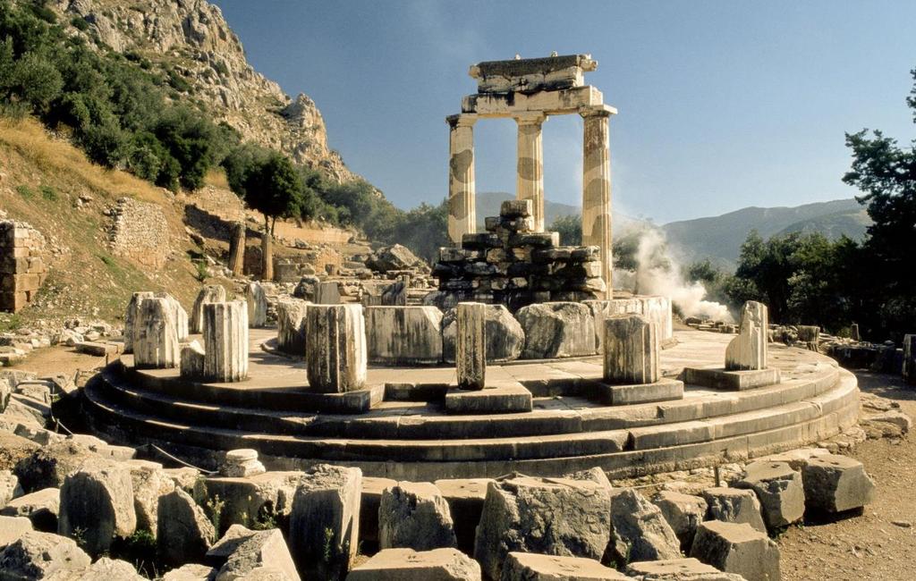 El Oráculo de Delfos influyó en gran manera en la colonización de las costas del sur de Italia y de Sicilia. Llegó a ser el centro religioso del mundo helénico.