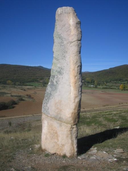 A- Menhir: simple pieza de piedra pétrea