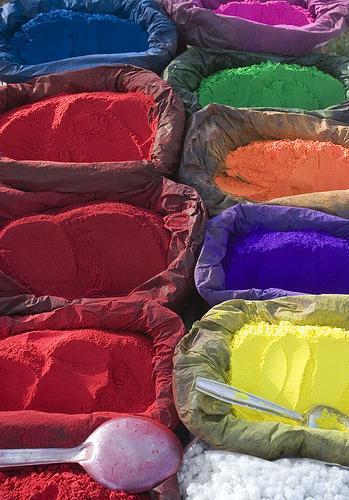 Los pigmentos son colorantes que se mezclan con un aglutinante más o menos líquido para obtener pintura (por ejemplo el óleo el pigmento se aglutina con aceite de linaza).