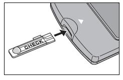 Elementos necesarios: Test Meter Check Strip o Lactate Pro Test Strip 1. Retire la Check Strip de su bolsa de plástico e insértela en la Entrada de Tiras (Strip Inlet) del Test Meter.