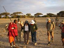 Ciencia y Aventura / Safari en 4x4 (izquierda), safari a pie con guía y guerreros maasai (centro) Para acabar la jornada matutina, visita a una manyatta (poblado)