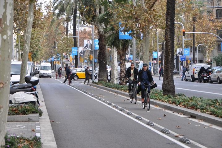 L augment de la mobilitat ciclista en general i del nombre de turistes que es desplacen en grans grups en particular va fer augmentar la fricció amb la mobilitat dels altres modes, amb l ocupació de