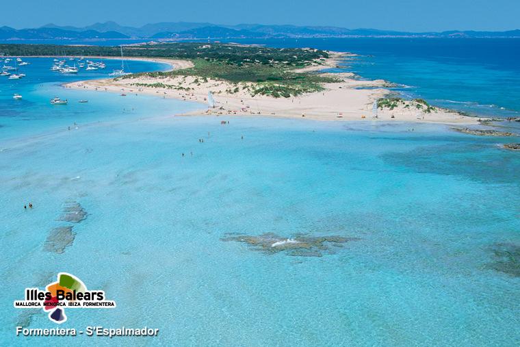 Formentera Al extremos sur de la isla, se su parte más alta, podemos encontrar de junio a octubre La Fira Artesanal de la Mola.