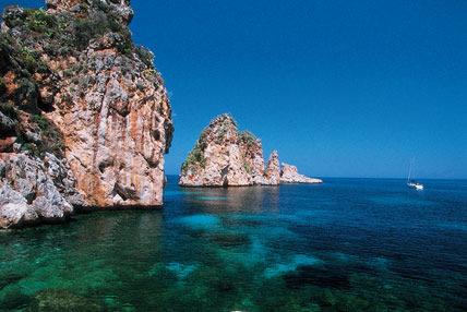 Taormina - Sicilia Lágrimas de lava, llanuras calcáreas trilladas por el viento, landas soleadas del color del bronce: cada una de las islas adorna el litoral siciliano como un collar de perlas