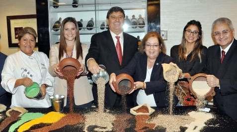 Actualidad 09 Récord Guinness: Peruanos buscan ganar premio con ensalada de quinua más grande del mundo Con el objetivo de mostrar las bondades de la quinua peruana e incentivar su consumo mundial,