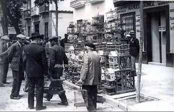 corrido el rumor de su existencia, también se acercaban a vender gente de los municipios periféricos de la ciudad a principios del siglo XX.