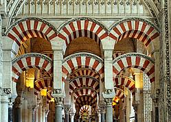 Fig 12: Arcos de medio punto (arco superior) y de herradura (arco inferior) de la mezquita de Córdoba. 5.