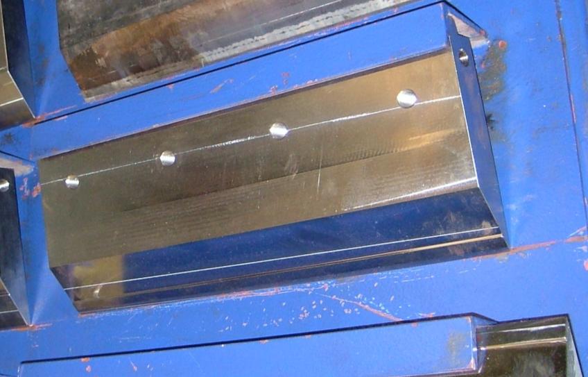 Cuchilla en Toolox 44 para quitar restos de Aluminio Función: Se utiliza la cuchilla en una planta de extrusión de aluminio para quitar exceso de aluminio antes la extrusión.