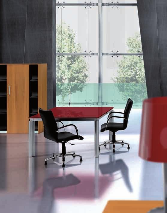 _ Bureau avec structure couleur en aluminium et top en verre couleur rouge, particularité du joint qui unit les poutres avec les pieds.
